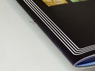 Fertigung von rückstichgehefteten Broschüren Bild einer rückstichgehefteten Broschüre